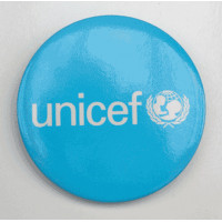 Round UNICEF metal badge, 55 mm diameter